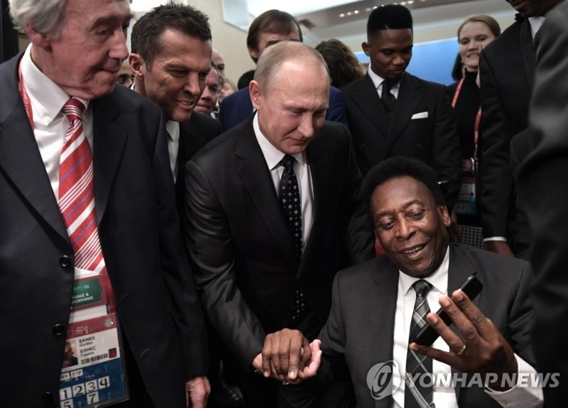 2018 러시아 월드컵 본선 조 추첨식 차 2017년 12월 러시아를 방문한 펠레(오른쪽)가 푸틴 대통령(가운데)과 만났을 때 모습. [사진=EPA/연합뉴스]