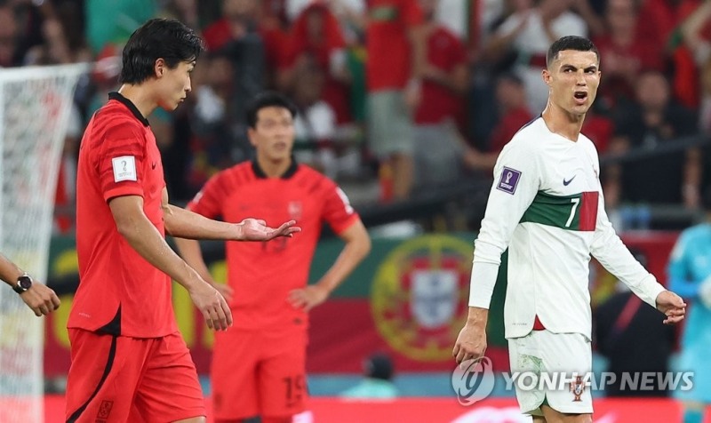 카타르 월드컵 조별리그 3차전에서 한국의 조규성과 교체아웃되고 있는 포르투갈의 호날두가 언쟁하고 있다. [연합뉴스 자료사진] 