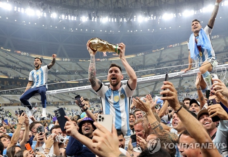 아르헨티나 축구 대표팀 리오넬 메시(가운데)와 동료 선수들이 2022 카타르 월드컵 결승전에서 프랑스를 상대로 승리를 거둔 뒤 트로피를 들고 환호하고 있다. [EPA=연합뉴스) 