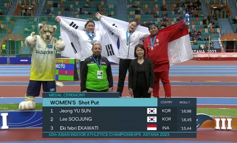 정유선(오른쪽 두 번째)이 11일 카자흐스탄 아스타나에서 열린 제10회 아시아실내육상선수권 여자 포환던지기 결선에서 우승한 뒤, 시상식에서 기념 촬영을 하고 있다. 왼쪽 두 번째는 은메달을 딴 이수정. [카자흐스탄육상연맹 제공]