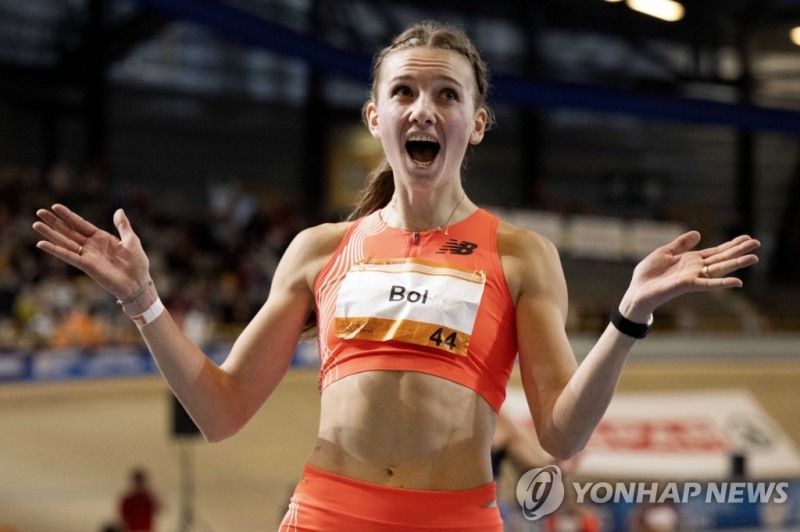 (아펠도른[네덜란드] EPA=연합뉴스) 펨키 볼이 20일(한국시간) 네덜란드 아펠도른에서 열린 네덜란드 실내육상선수권대회 여자 400ｍ 결선에서 49초26의 세계 신기록을 세우며 우승한 뒤 기뻐하고 있다.