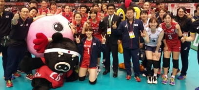 조광복 대학배구 부회장(앞줄 오른쪽에서 3번째)이 2020 도쿄올림픽 여자배구 지역예선전에서 본선 티켓을 획득한 여자대표 선수단과 기념포즈를 취했다. 