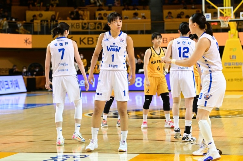 KB와 시즌 마지막 대결을 벌인 박지현(1번), 박혜진(7번), 김정은(맨 오른쪽) 등 우리은행 선수들.[WKBL 제공]