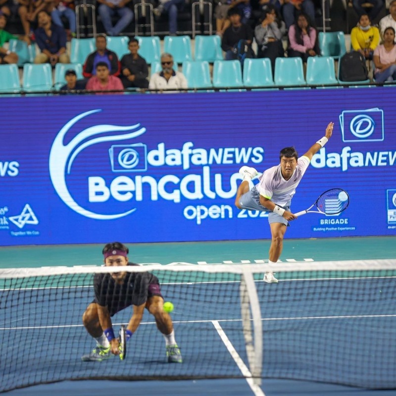 정윤성(의정부시청)이 남자 프로테니스(ATP) 벵갈루루오픈 챌린저대회 복식 결승에서 강력한 서브를 넣고 있다.[사진 라이언컴퍼니]