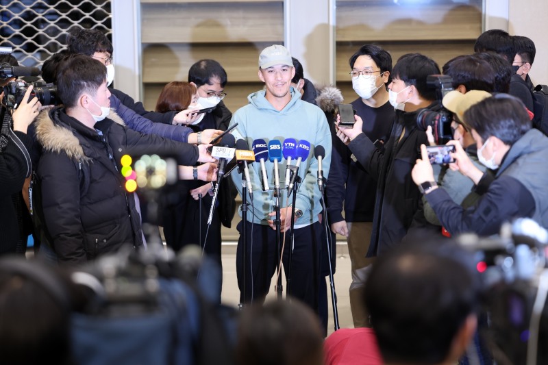 취재진들에 둘러싸여 기자회견을 하고 있는 에드먼[사진 연합뉴스]