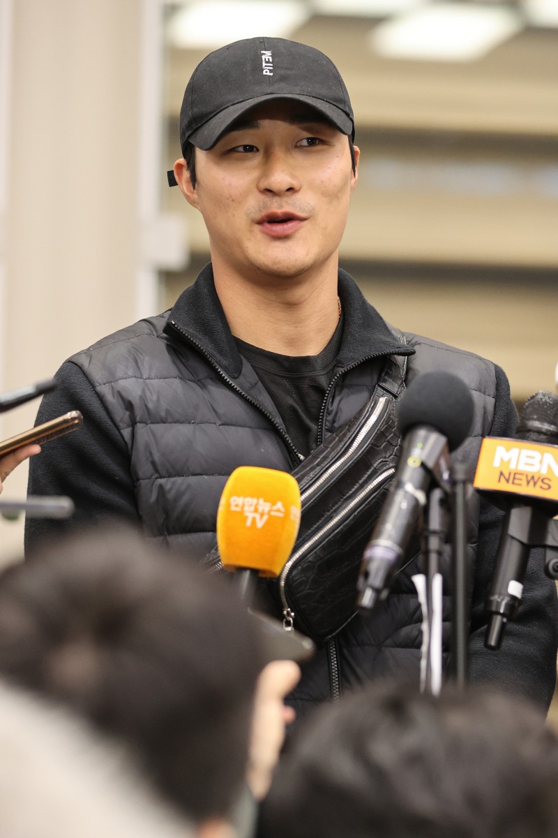 기체 결함 덕분(?)에 대표팀과 함께 귀국한 김하성이 공항에서 기자회견을 하고 있다.