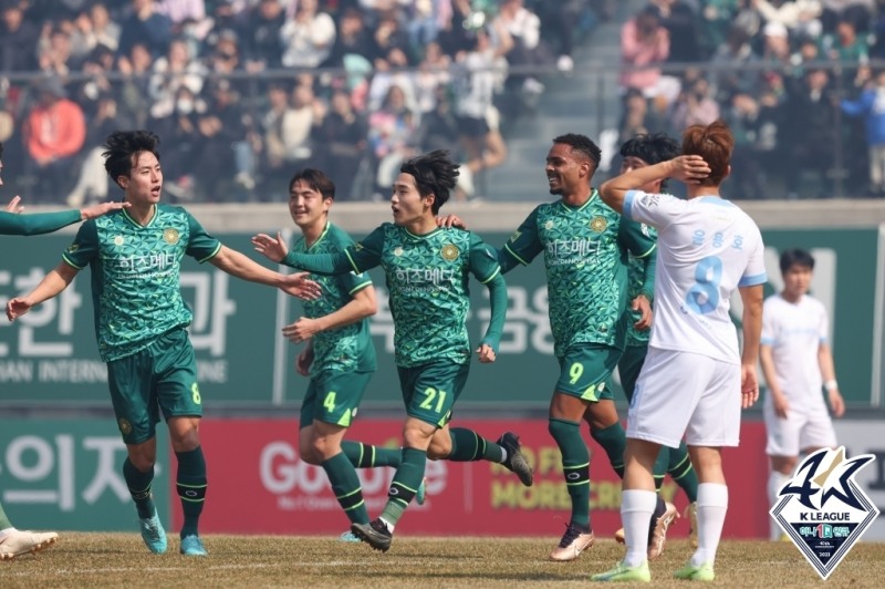 김포 서재민(21번)이 골을 넣은 뒤 동료들과 기뻐하고 있다. [한국프로축구연맹 제공]