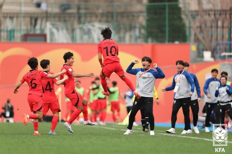 한국 배준호가 골을 넣은 뒤 기뻐하고 있다.[대한축구협회 제공]