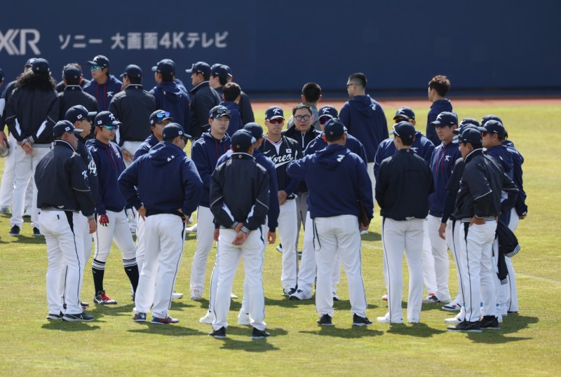 '격전의 땅' 일본에 입성한 WBC 한국대표팀이 오사카에서 첫 훈련에 앞서 각 파트별로 코치들의 이야기를 듣고 있다.