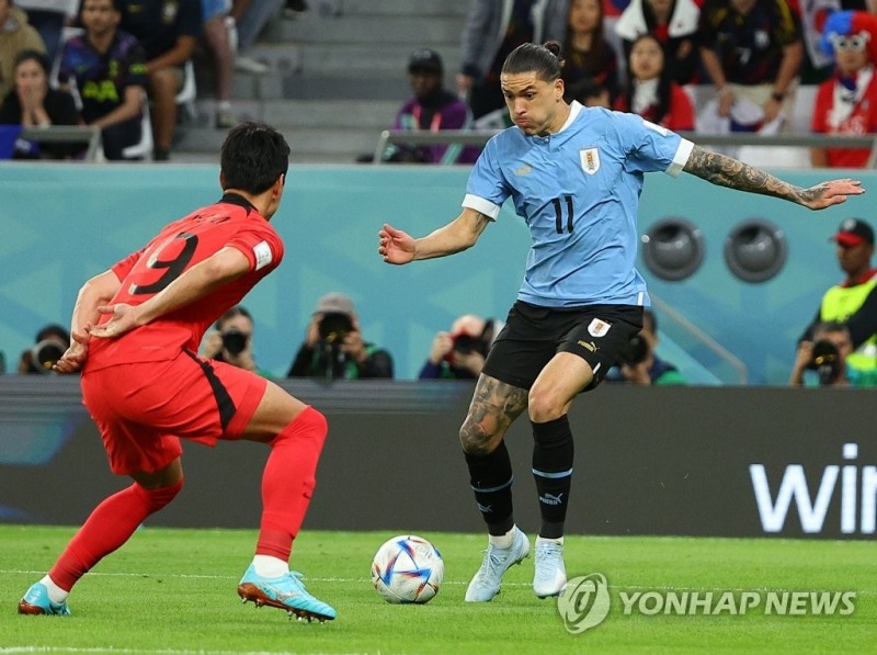 우루과이 공격수 다르윈 누녜스(오른쪽)가 카타르 월드컵에서 한국과 경기하던 모습. [연합뉴스]