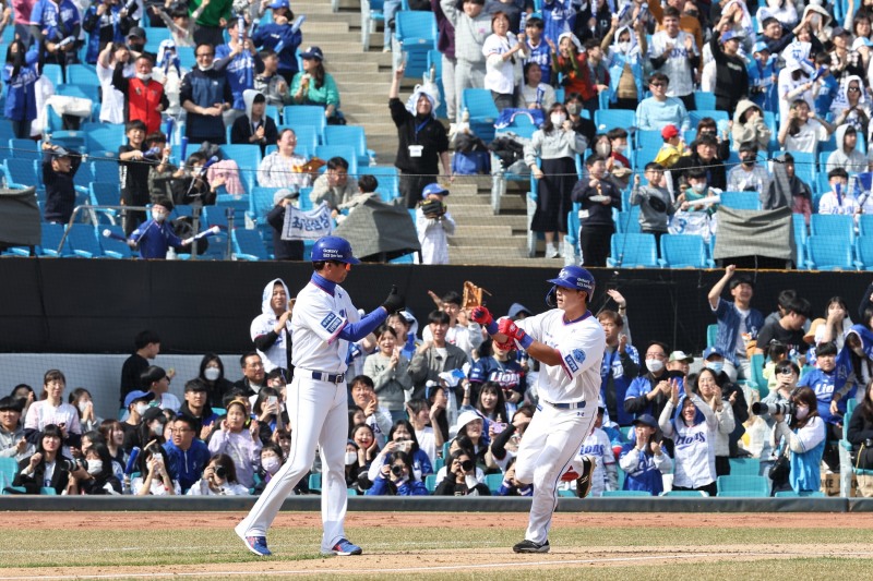 김태훈이 친정팀 kt를 상대로 7회 추격의 2점 홈런을 날린 뒤 홈인하고 있다.[사진 삼성 라이온즈]