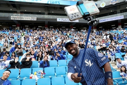 선제 결승 투런 홈런을 친 삼성 피렐라가 팬들과 사진을 찍고 있다. [삼성 라이온즈 제공]