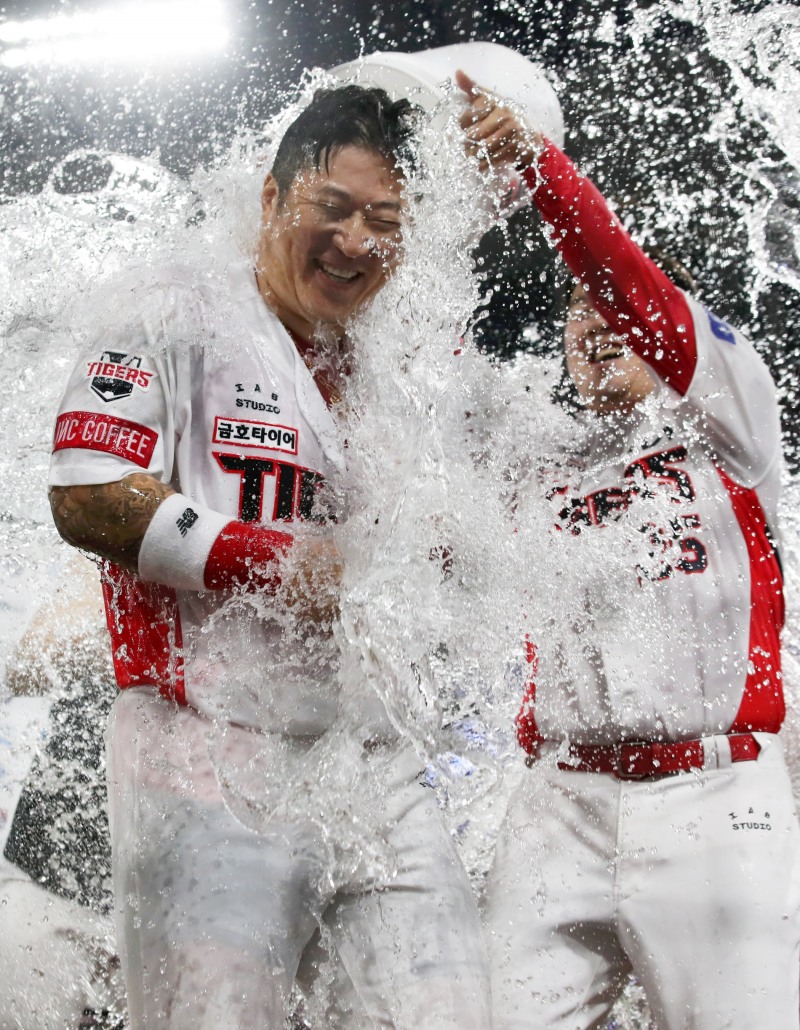 광주 홈경기 삼성전에서 9회말 극적인 끝내기 3점홈런을 날린 최형우가 물세례를 받고 있다.[연합뉴스 제공]