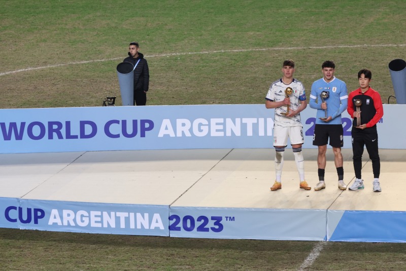 1일(현지시간) 오후 아르헨티나 라플라타 스타디움에서 열린 2023 국제축구연맹(FIFA) 20세 이하(U-20) 월드컵 시상식에서 아디다스 브론즈볼을 수상한 이승원이 기념촬영하고 있다. 왼쪽부터 골든볼을 수상한 체사레 카사데이(이탈리아), 실버볼을 받은 알란 마투로(우루과이) [사진=연합뉴스]
