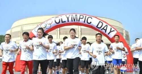 사진: 북한, 올림픽의 날 기념 '유희 달리기' 개최/ 연합뉴