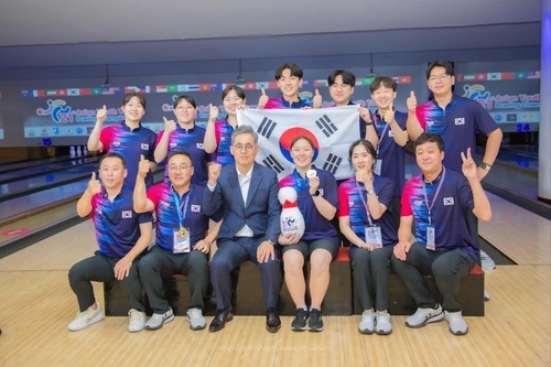 사진: 최유린(가운데), 아시아 청소년 볼링선수권 여자 개인전 금메달/ 대한볼링협회 제공