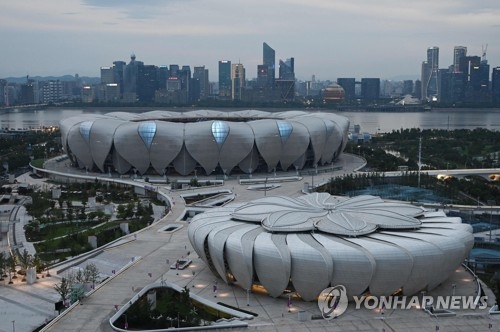 사진: 항저우 아시안게임 올림픽 센터 스타디움(뒤쪽)과 테니스 센터/ 연합뉴스 