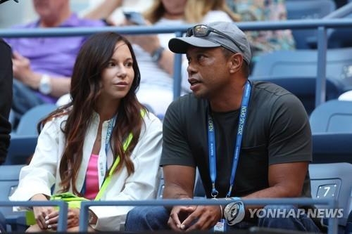 작년 US오픈 테니스 대회를 함께 관람하는 우즈와 에리카 허먼. [AFP/게티이미지=연합뉴스]
