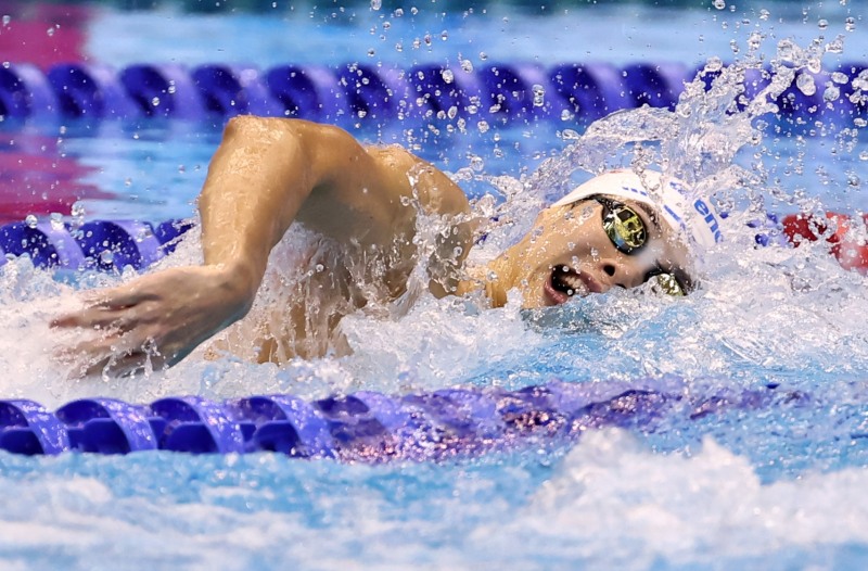 이호준이 24일 일본 후쿠오카 마린 메세 후쿠오카홀에서 열린 2023세계수영선수권 남자 자유형 200m 예선에서 역영하고 있다. [사진=연합뉴스]