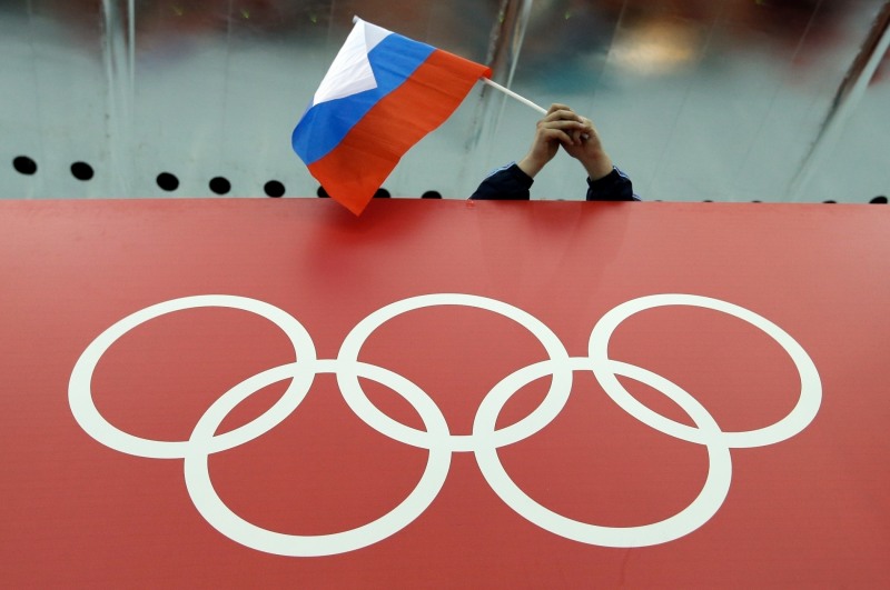 소치 동계올림픽 때 러시아 국기를 펄럭이는 한 관중 [AP=연합뉴스]