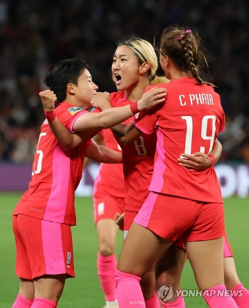 한국 선수들이 독일전서 득점한 후 기뻐하고 있다.