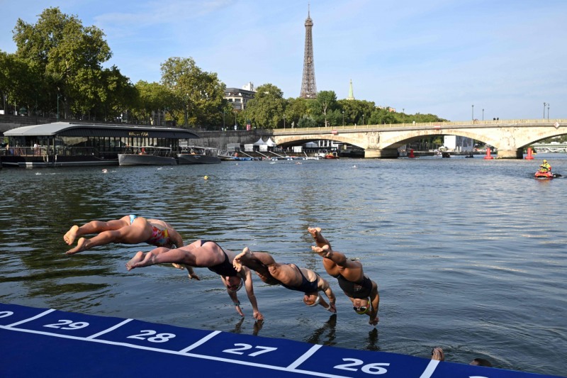 파리 올림픽 트라이애슬론 테스트 이벤트에 출전하는 선수들이 대회를 하루 앞둔 16일(현지시간) 프랑스 파리 센강에 입수하고 있다. [파리 AFP=연합뉴스]