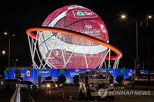 필리핀의 경기장 앞에 장식된 대형 농구공 [로이터=연합뉴스]