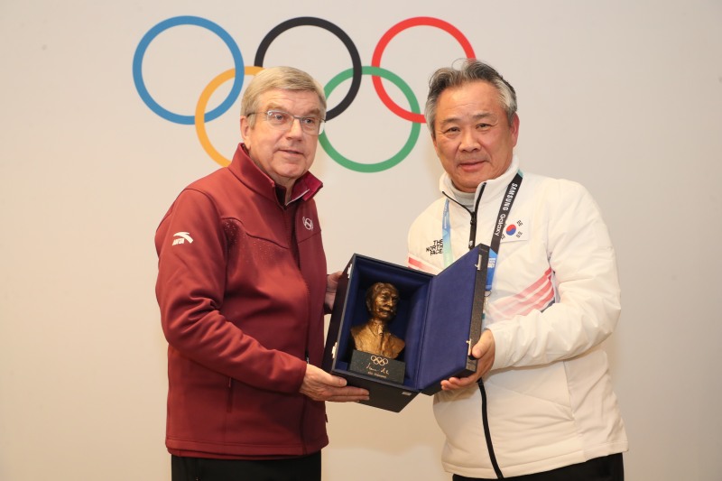 토마스 바흐 IOC 위원장이 이기흥 대한체육회장에게  ‘IOC 프레지던트 특별상'을 수여하고 있다.[대한체육회]