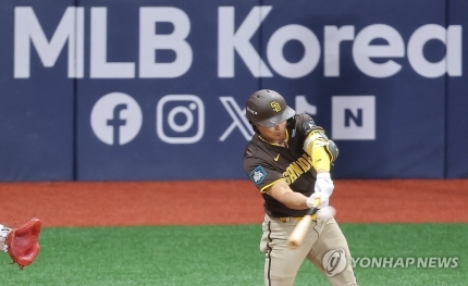 2점 홈런을 치고 있는 김하성