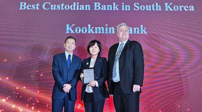 사진=23일 홍콩에서 진행된 아시아뱅커지 주관 ‘The Asian Banker Financial Markets Awards 2024’에서 김옥자 KB국민은행 수탁사업부장(좌측 두 번째)과 아시안뱅커지 관계자들이 기념사진을 촬영하고 있다.
