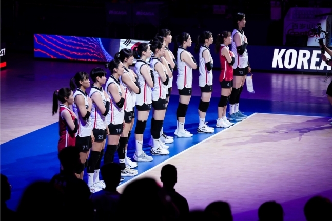 이탈리아전에 앞서서 국민의례를 하는 한국 여자 배구대표팀