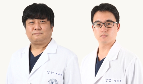 (좌측부터) 고대구로병원 비뇨의학과 박홍석 교수-비뇨의학과 김종욱 교수