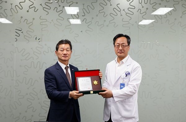 분당차병원 김재화 병원장(오른쪽)이 은수미 성남시장 표창을 홍경래 분당구보건소장으로부터 대리전달 받은 뒤 함께 기념촬영을 하고 있다.