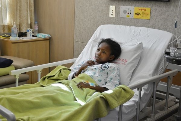 한림대동탄성심병원, 척추 114도 휜 마다가스카르 소녀에게 희망 선사
