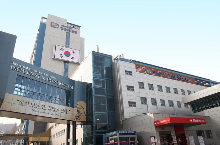 인천성모병원, 외부 전광판에 태극기 게양 '눈길'