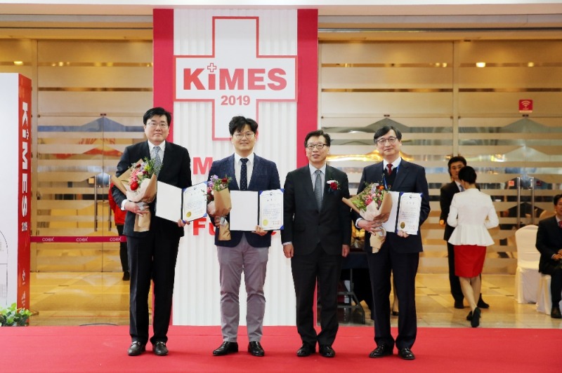 산업통상자원부장관상을 수상받은 박건우 교수 오른쪽 첫번째