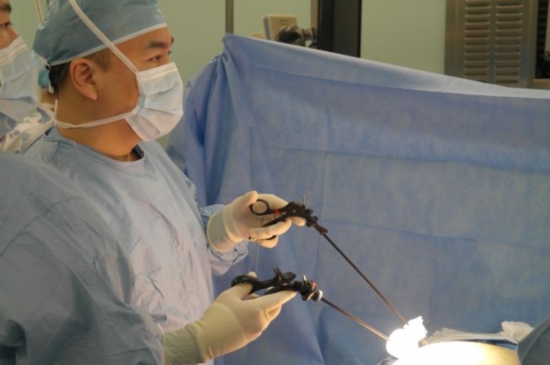 가톨릭대학교 여의도성모병원 위장관외과 김성근 교수가 비만대사수술을 실시하고 있다.