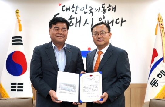 명노현 LS전선 대표(오른쪽)가 강원도 동해시청을 방문해 심규언 동해시장에게 장학금 5억원을 기탁했다.