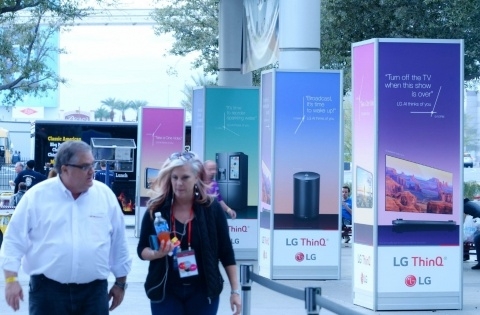 LG전자가 'CES 2018'이 열리는 미국 라스베이거스 컨벤션센터(LVCC)앞에 설치해둔 글로벌 인공지능 브랜드 'LG ThinQ' 옥외광고 모습, 사진=LG전자 