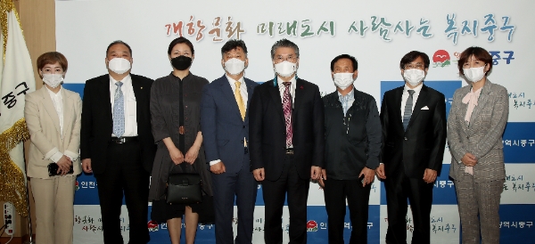 홍인성 구청장(사진 오른쪽에서 네번째)과 소상공인연합회 관계자들이 기념촬영을 하고 있다. [사진=중구청]
