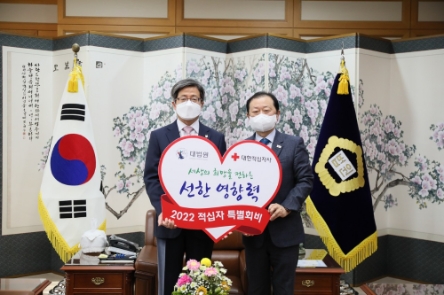 김명수 대법원장(사진 왼쪽)이 17일 오전 11시 서울 서초구 대법원장 집무실에서 대한적십자사 신희영 회장(사진 오른쪽)에게 2022년도 적십자 특별회비를 전달했다./ 사진 제공 = 대한적십자사