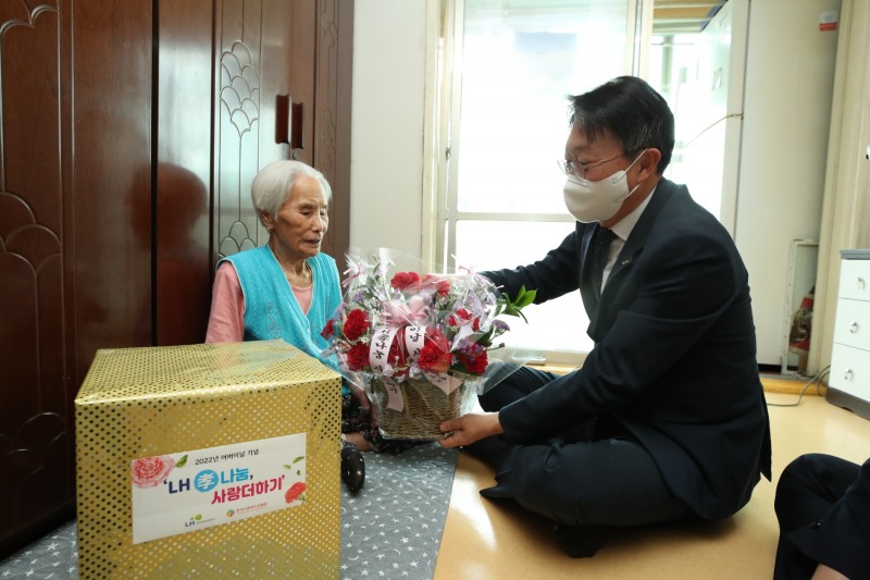 김현준 LH사장(오른쪽)이 어르신께 꽃바구니와 선물을 전달하고 있다./사진 제공 = LH