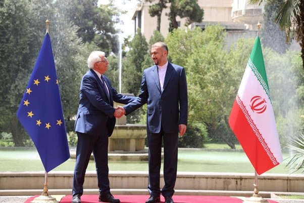 호세인 아미르압둘라히안 이란 외무장관(오른쪽)이 25일 테헤란을 방문한 호세프 보렐 유럽연합(EU) 외교·안보 정책 고위대표를 만나 악수를 나누고 있다. / 사진 출처 = 신화통신