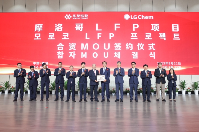(왼쪽 일곱번째부터) 천쉐화(Chen Xuehua) 화유코발트 동사장, 남철 LG화학 첨단소재사업본부장 부사장 / 사진=LG화학 제공
