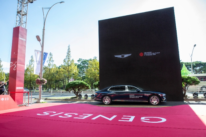  제28회 부산국제영화제 레드카펫에 전시된 G90 차량 / 사진=제네시스 제공