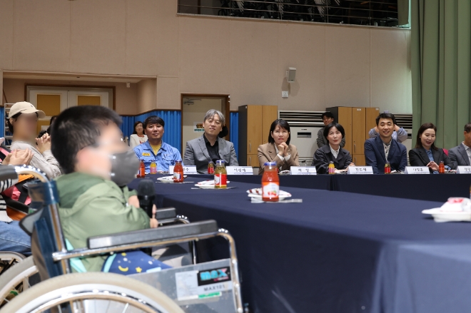 포스코1%나눔재단이 포항 북부 장애인복지관에서 희망날개 장애인 보조기구 전달식을 개최했다. / 사진=포스코1%나눔재단 제공