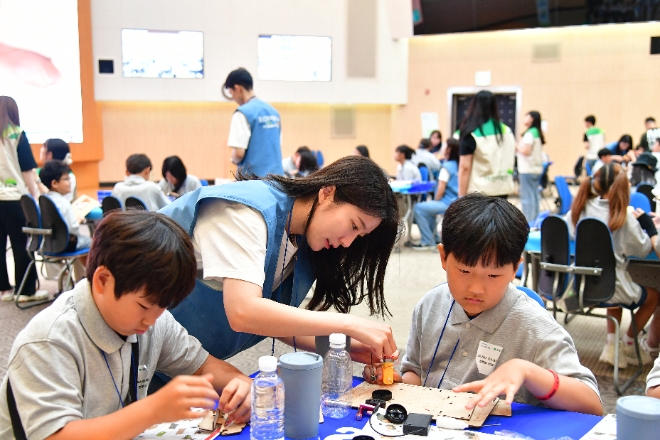포스코퓨처엠은 에너지와 환경보호의 중요성을 알리기 위해 어린이들을 대상으로 지난 2013년부터 ‘푸른꿈 환경학교’를 진행하고 있다. / 사진=포스코퓨처엠 제공