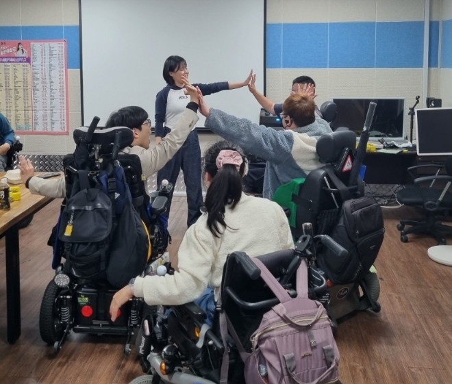 방음시설이 설치된 실내 공간에서 장애인 학생들이 교육활동을 하고 있다. / 사진=우미희망재단 제공