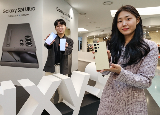 18일 오전, 서울 양천구에 위치한 현대백화점 목동점 지하 2층 '갤럭시 S24' 팝업스토어에서 직원들이 제품을 소개하고 있다.  