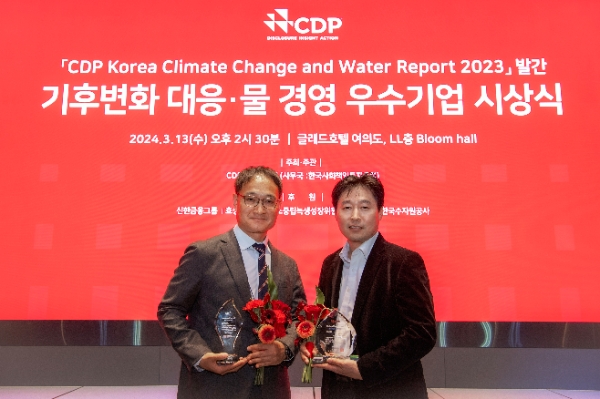 (왼쪽부터) 현대차 경영전략3실장 황동철 상무, 기아 안전환경지원팀 임기동 팀장이 '2023 CDP 코리아 어워드(CDP Korea Award)'에서 기념사진을 촬영하는 모습. / 사진=현대차 제공